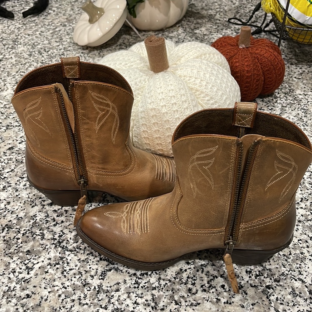 Ariat Darlin Western Woman’s Boot size 8B